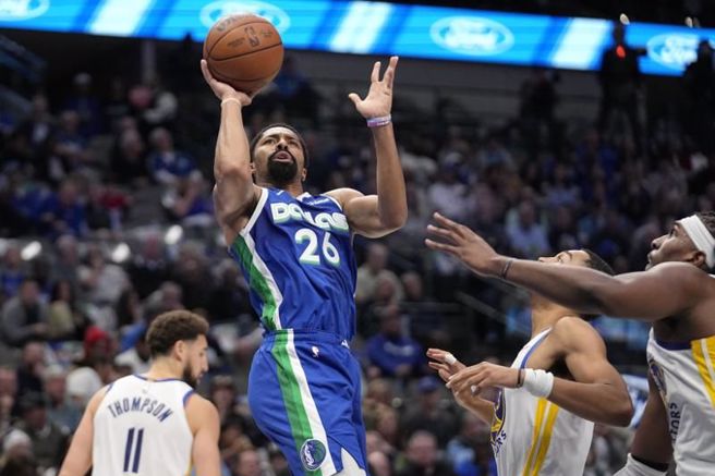 独行侠Spencer Dinwiddie跳起投篮。（美联社）