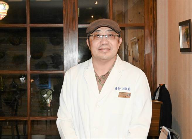 高雄市楠梓区某里长候选人疑似落选而轻生，高雄市医师公会常务理事林耕新提醒民眾，平日要多关心家人，注意轻生者透露的讯息，防止憾事发生。（林瑞益摄）