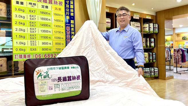 台南市下營區農會總幹事陳乃源說，雖然蠶絲原料得靠進口，但農會至今依舊保留手工拉製的堅持。（張毓翎攝）