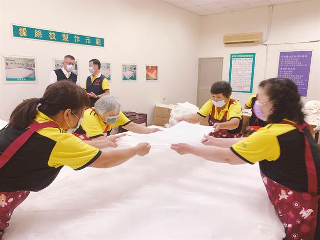 拉製蠶絲被一定要4位師傅同時進行，像打麻將一樣，缺一不可。（下營區農會提供／張毓翎台南傳真）