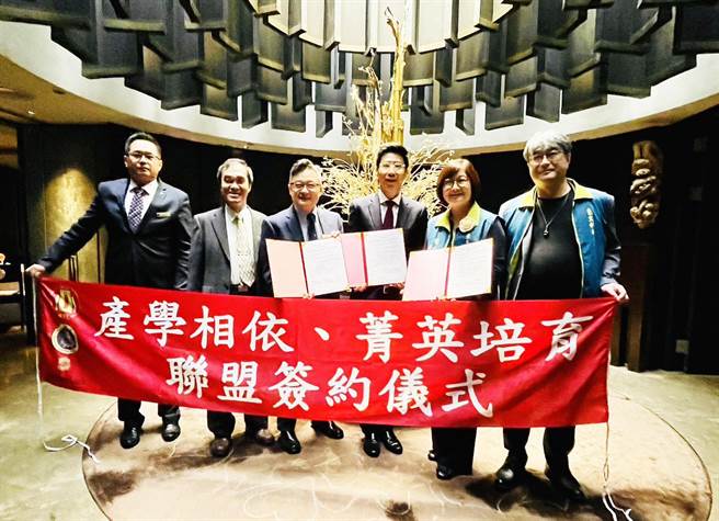 景文科技大學整合南華高中及台北遠東大飯店三方之需求於今日（11／30）在台北遠東大飯店簽訂（產學相依、菁英培育聯盟）合作計畫。（景文科大提供／李侑珊台北傳真）