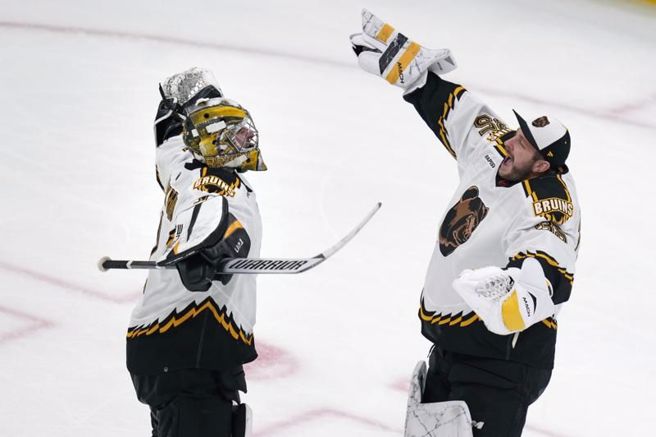 棕熊队球员庆祝得分。（美联社）