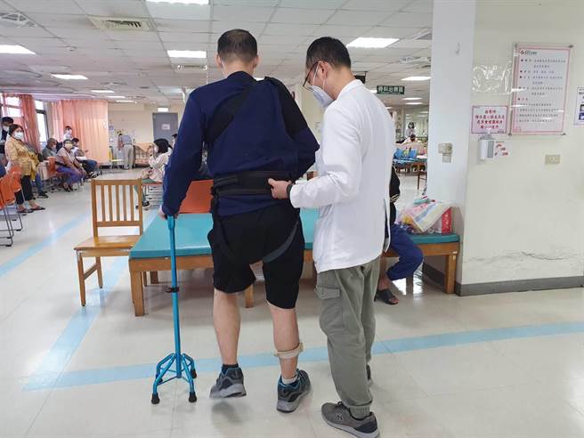 头份为恭纪念医院復健师协助脑中风病患復健。（为恭医院提供／谢明俊苗栗传真）