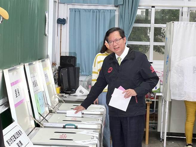 桃园市长郑文灿25日投票时被发现，上午前往投票时将口罩拿下，桃园市卫生局认定摄影期间不罚。（本报资料照片）