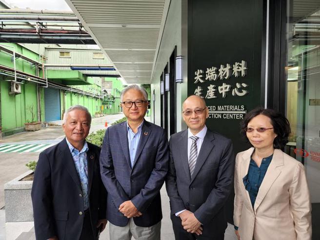 （新纤「尖端材料实验室」落成。图左二为新纤董事长吴东升。图／袁延寿）