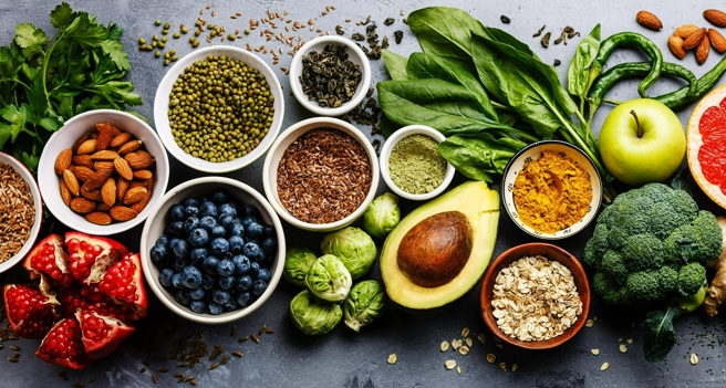 最新美国研究发现，多吃含有黄酮醇（flavonol）的食物能减缓记忆力衰退的速度，富含黄酮醇的食物包含许多种蔬菜、水果、茶等。（示意图／shutterstock）