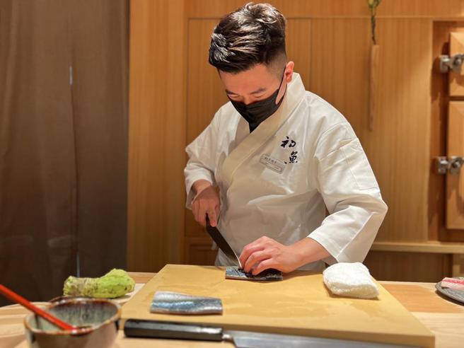 （「初魚」進駐漢神百貨，主廚展現超專業的切魚手藝。圖／林憲祥）