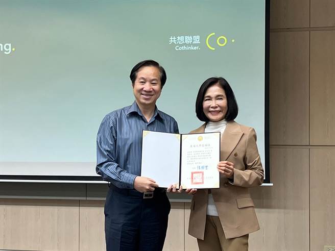 台湾奥美广告共同创办人、共想联盟愿景长庄淑芬（右），30日于东海大学演讲，主题是「广告人谈广告─广告的价值与影响力」，内容精采。（东海大学提供／张妍溱台中传真）