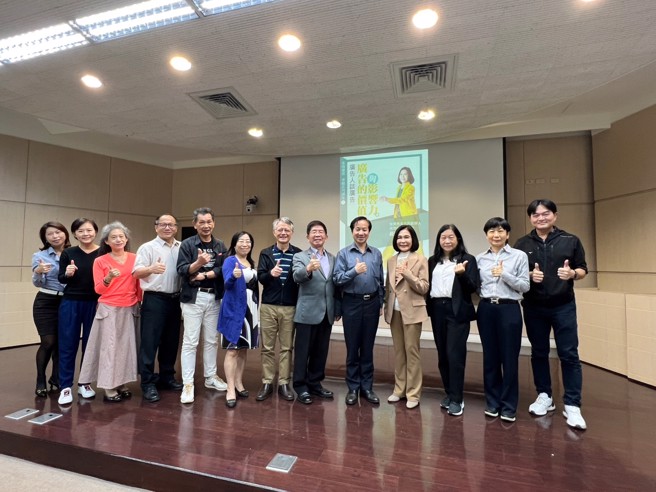 东海书房2022系列讲座30日邀请台湾奥美广告共同创办人、共想联盟愿景长庄淑芬返母校东海大学演讲，东海大学校长张国恩(右五)与校内师长出席庄淑芬(右四)演讲。(照片/东海大学提供)