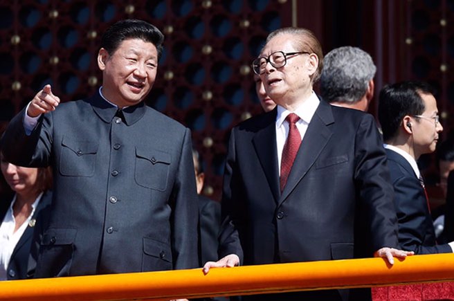 中共前領導人江澤民（右）逝世，習近平（左）任治喪委員會主委。(中新社)
