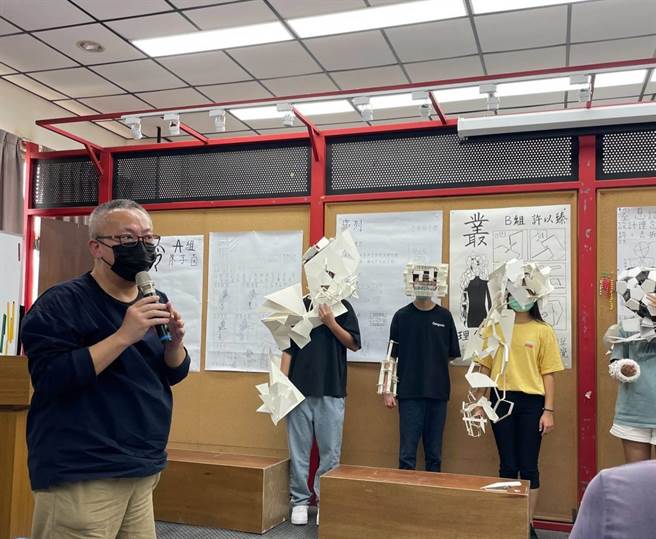 金大建筑系老师李俊凯（左）平常教学非常认真，经常与学生分享各种竞赛经验及专业知识。（图／金大提供）