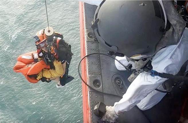 空中勤务总队第二大队第三队，今天接获通报于彰化县芳苑外海「隆顺号」货轮故障进水倾斜船员受困，派遣 UH-60M 黑鹰直升机吊起一名船员。(空勤总队提供)