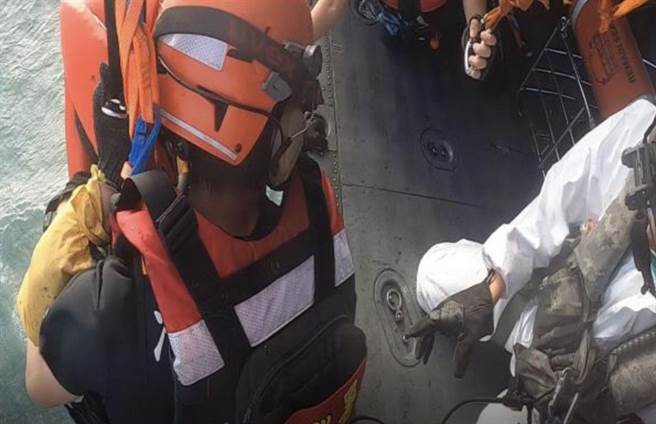 空中勤务总队第二大队第三队，今天接获通报于彰化县芳苑外海「隆顺号」货轮故障进水倾斜船员受困，派遣 UH-60M 黑鹰直升机吊起一名船员。(空勤总队提供)