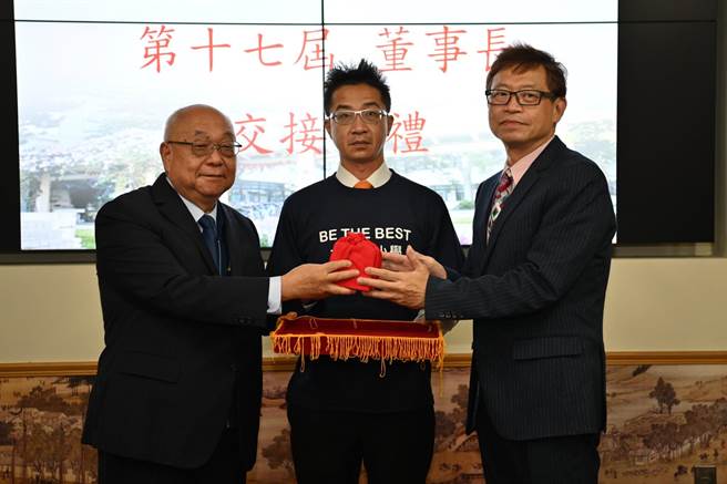 桃园市私立大华高中第17届董事长交接典礼，由原董事长方海龙（左）交棒给新任董事长苏景进（右），传承教育薪传使命（校方提供／蔡明亘桃园传真）