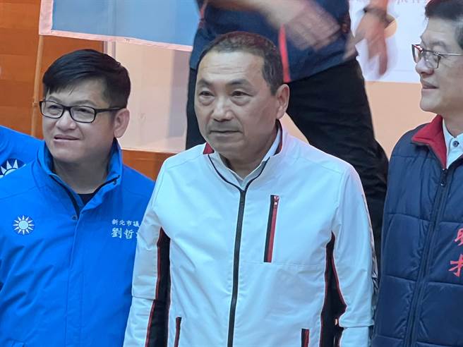 侯友宜突然眼神放空、表情木然，似露出疲态。（王扬杰摄）