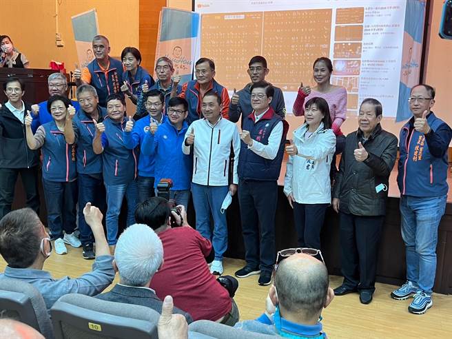 侯友宜逐一与支持者合影。（王扬杰摄）