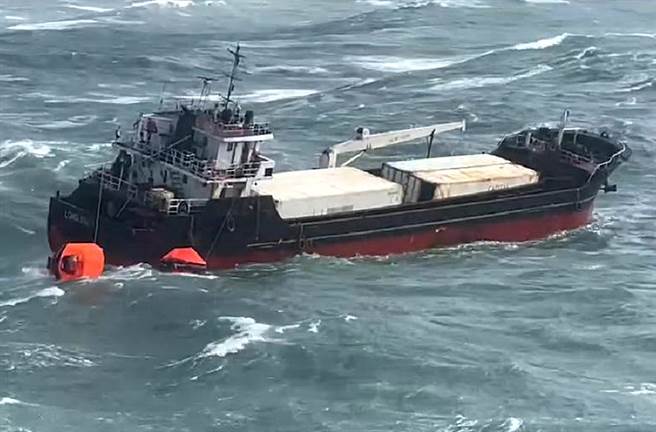 隆顺轮彰化外海倾斜，船长弃船４人获救、３人待救。（图／民眾提供）