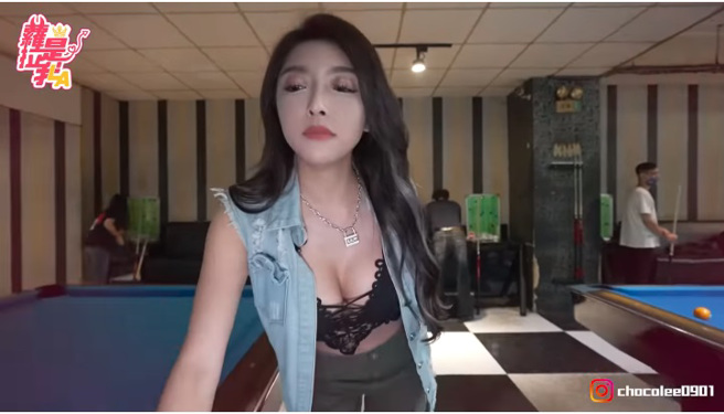 萝拉擦桌子。（图／萝拉是我LA youtube）