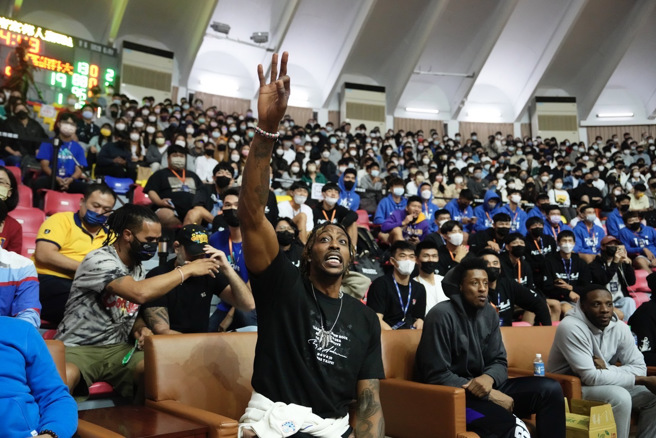 T1桃園永豐雲豹到輔大中美堂觀賞UBA。（大專體總提供）