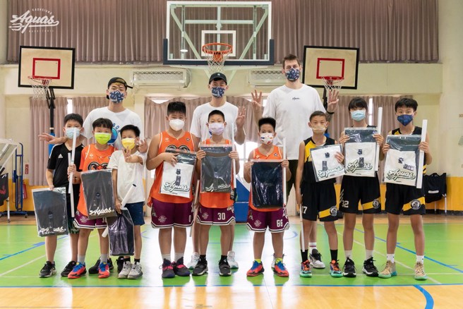 邱子軒(後排左)、林任鴻與庫薩斯(後排右)造訪高雄陽明國小。(高雄海神提供)