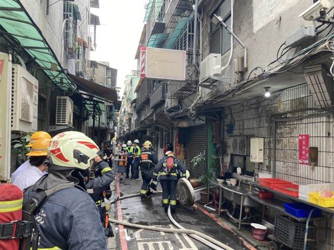这起火警发生在今天上午9时许，新北市消防局获报三重正义北路有处出租雅房冒出浓浓黑烟，立刻派遣消防人员赶抵现场救援。(黄敬文翻摄)