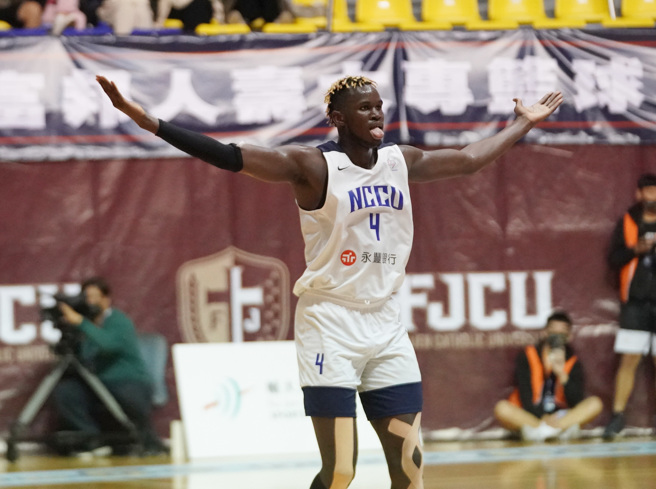 在「魔獸」霍華德到場看球加持下，政治大學莫巴耶28分、14籃板，三分球5投中4表現精彩，幫助政大輕取萬能科大。（大專體總提供）