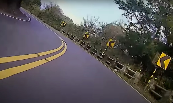 骑士在北投区1处髮夹弯压车时，竟然看见前方有「6只猴子」挡住去路，这样的体验他也要称是「人生第一次」。（翻摄自脸书Wowtchout-地图型行车纪录器分享平台）