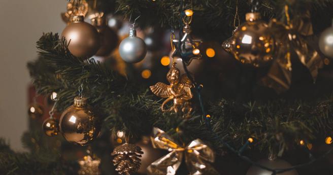 美国一名46岁男子却意外被圣诞灯饰缠住，摔落到一旁的碎木机中，惨被绞死。（示意图／pixabay）