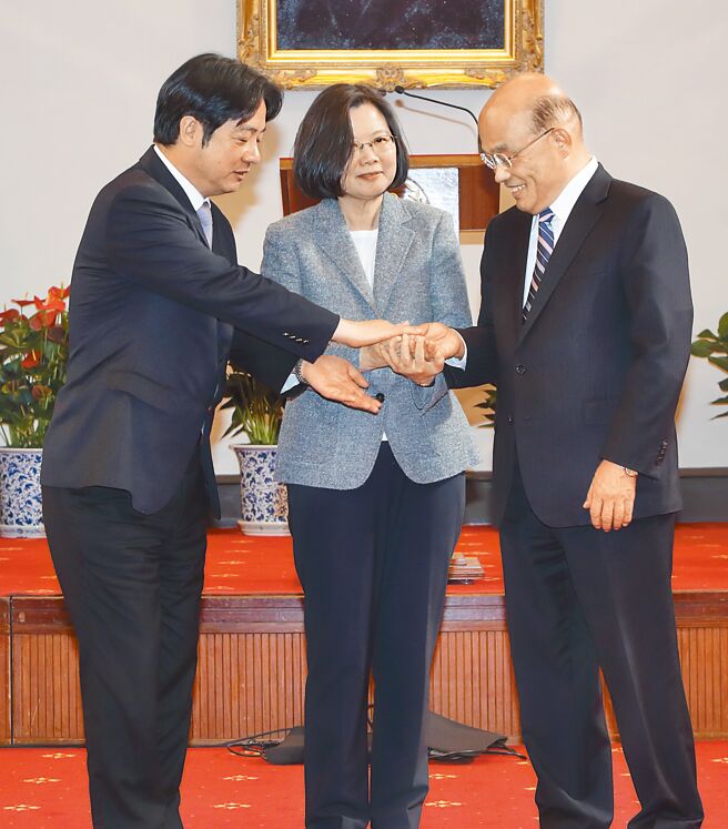 图为2019年蔡英文总统（中）在赖清德（左）宣布总辞后，宣布由苏贞昌（右）接任新任行政院长。（本报资料照片）