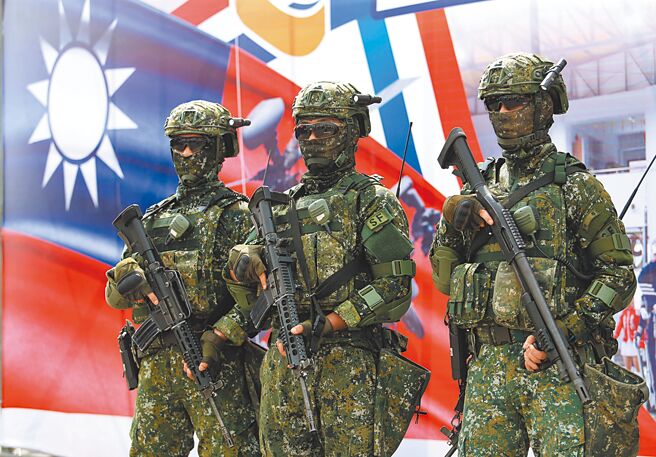 图为7月时，「全民防卫动员暨灾害防救（民安8号）演习」在新北泰山塭仔圳重划区举行，实兵演练模拟共军以导弹攻击大台北地区，国军特战部队官兵全副武装戒备。（本报资料照片）