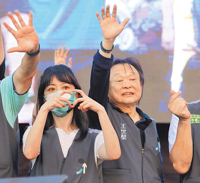 行政院长苏贞昌请辞获慰留，称蔡总统说国家情势险峻，需要稳定的内阁守护台湾。北市议员王世坚（右）开炮，乾脆宣布戒严算了。（本报资料照片）