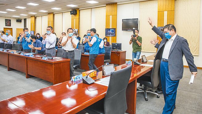 新竹縣長楊文科（右）連任後召開選後首次主管會報，縣府局處長起立鼓掌歡迎，楊文科也揮手致意。（羅浚濱攝）