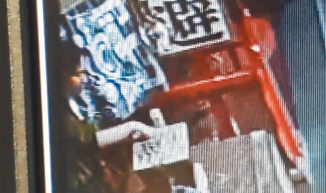 台南市一大廟西羅殿的天公爐，日前被人埋入生雞腿。（讀者提供／洪榮志台南傳真）