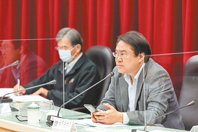 基隆九合一选举落幕，即将卸任的基隆市长林右昌（右）29日指派市府参议杨桂杰成立交接小组，期许新市长能持续推动基隆捷运。（基隆市政府提供／黄婉婷基隆传真）