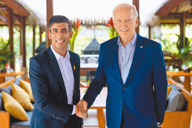 美国总统拜登（右）与英国首相苏纳克（左）于印尼峇里岛G20国峰会时会面。（摘自英国首相府官网）