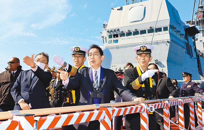 图为日本首相岸田文雄于2022年11月6日出席国际观舰仪式。（摘自日本国首相官邸官网）