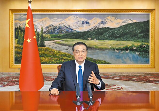 中國國務院總理李克強致辭時表示，中方願與日方在數位經濟、綠色發展、維護產業鏈供應鏈穩定暢通等方面加強對話合作。圖為李克強在第八輪中日企業家和前高官對話會上發表致辭。（新華社）