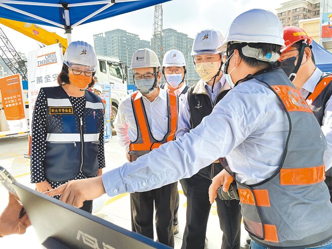 新北市劳工局29日在三重区捷运环状线北环段工地举办观摩。（黄敬文摄）