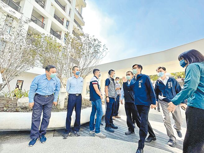 高雄凯旋青树社宅30日即将完工，高雄市长陈其迈（右三）29日前往视察。（袁庭尧摄）