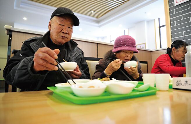 针对大陆打算广设「国营食堂」的做法，有专家认为，北京是在为为备战、与西方脱鉤等等目标做准备。（中新社）