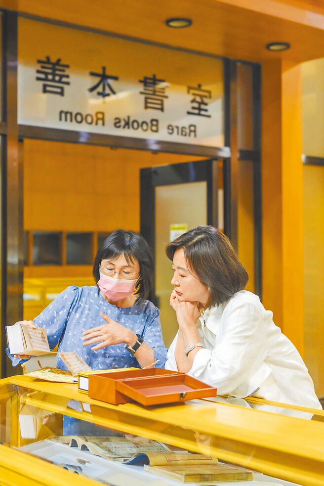 林青霞（右）全神贯注聆听，随时抱着旺盛的学习心。（林青霞提供）