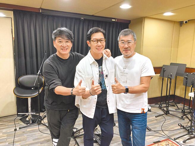 品冠（中）将在12月3日开唱，日前与嘉宾李宗盛（右）、周华健彩排，默契十足。（种子音乐提供）