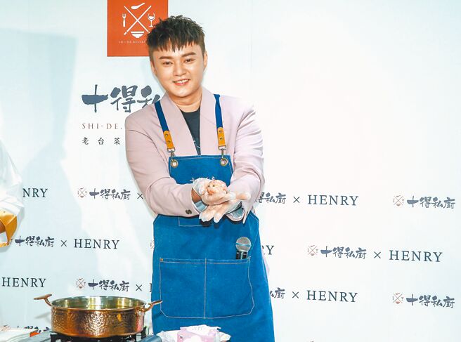 許富凱昨出席代言記者會，在台上拜師學藝製作獅子頭。（粘耿豪攝）