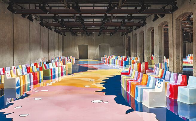 Bottega Veneta 2023春夏系列秀場和秀場椅子由Matthieu Blazy與Gaetano Pesce合作打造。（Bottega Veneta提供）