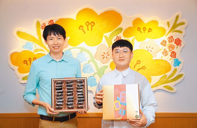 郭元益副總經理郭建偉（左）看好伴手禮市場回溫，因應春節推「頂級南棗核桃糕禮盒」27入660元，並找來在地簇絨藝術家廖翊丞以「家」的概念設計主題牆，抓住年輕人目光。（郭元益提供）