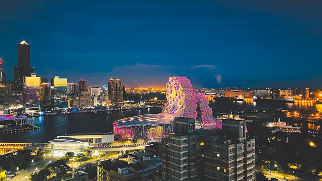 福容高雄店尊榮景觀餐廳，25樓高可一覽高雄港無敵夜景。（福容高雄店提供）