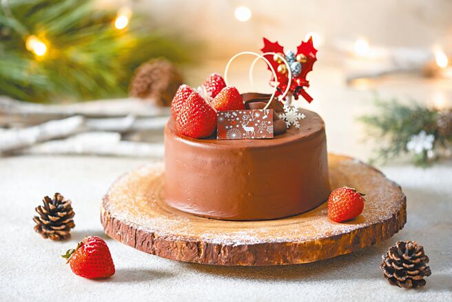 國賓麵包房「聖誕生巧克力蛋糕」，預購享9折優惠。（國賓大飯店提供）