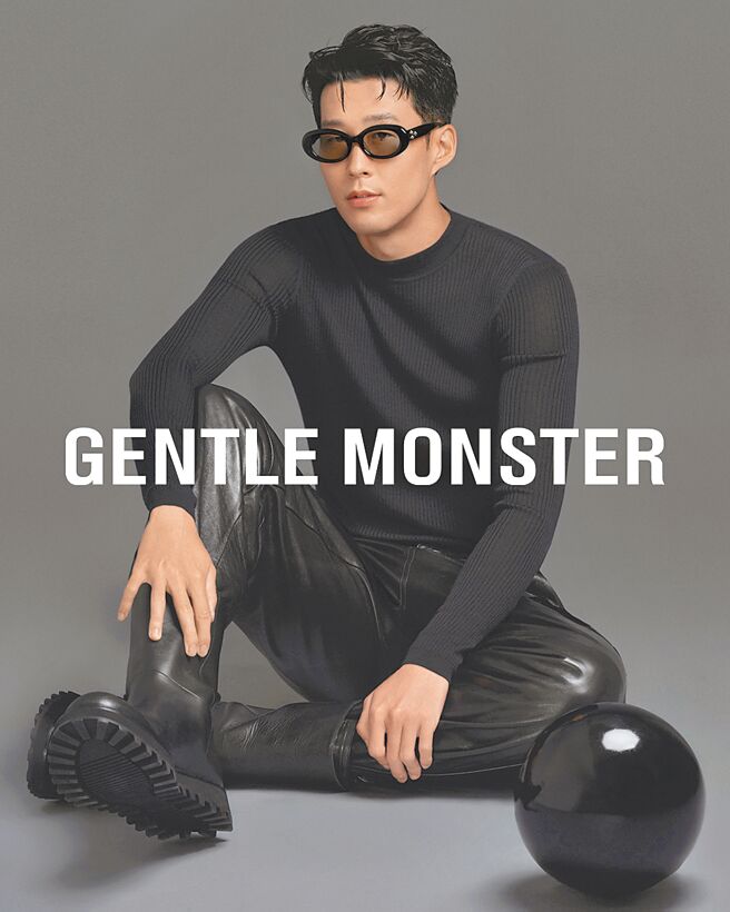 世足賽進入高潮，韓國國家代表隊隊長孫興慜率領球員在球場上的優異表現，受到矚目，近日潮流眼鏡品牌GENTLE MONSTER釋出他為品牌詮釋的2023 BOLD系列新品（見圖），以宇宙迸裂而生的銀河星系為靈感，期望在球場上也能超越自己，成為閃亮的星星。（GENTLE MONSTER提供）