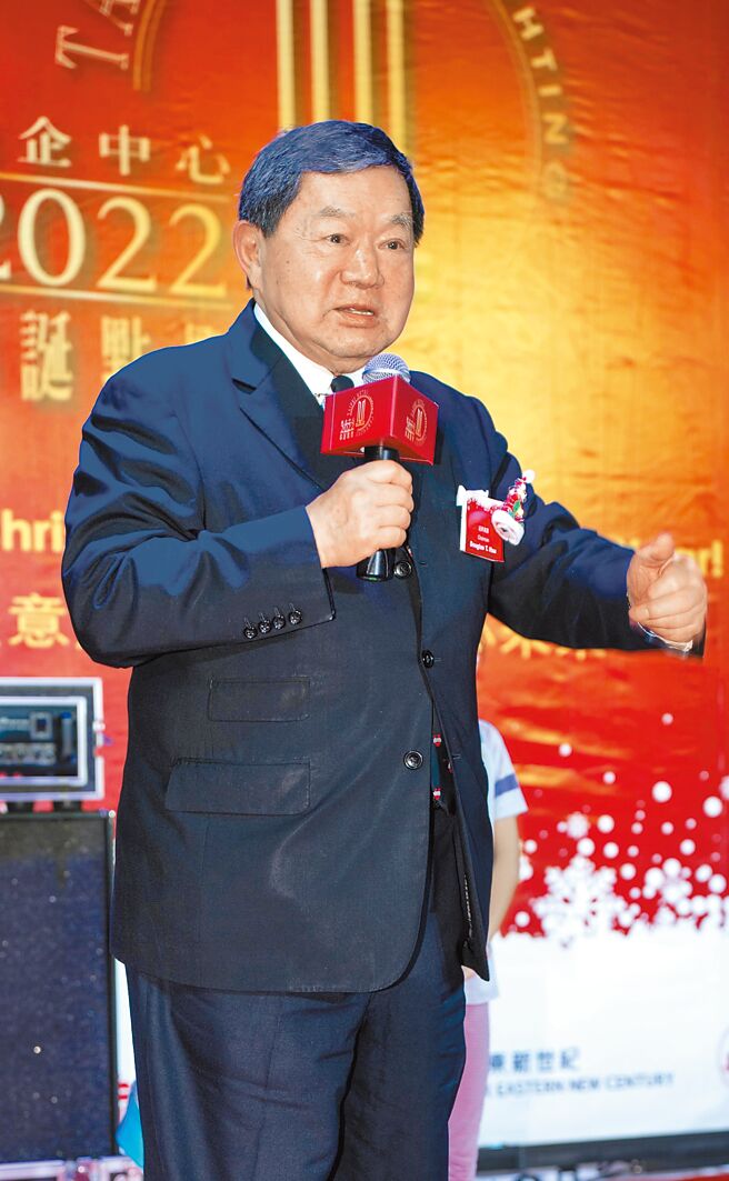 徐旭东出席远东集团耶诞点灯仪式，期许大家带着快乐的心情、凡事正面看待。（吴松翰摄）