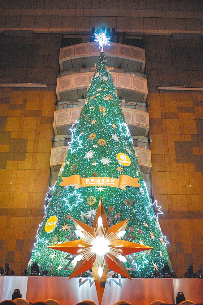 微风打造高达近22米全台室内最高耶诞树，装饰超过5万3000颗耶诞灯泡，同时点缀近百颗星星与圆形雪花图腾，彷佛银河星光。（微风提供）